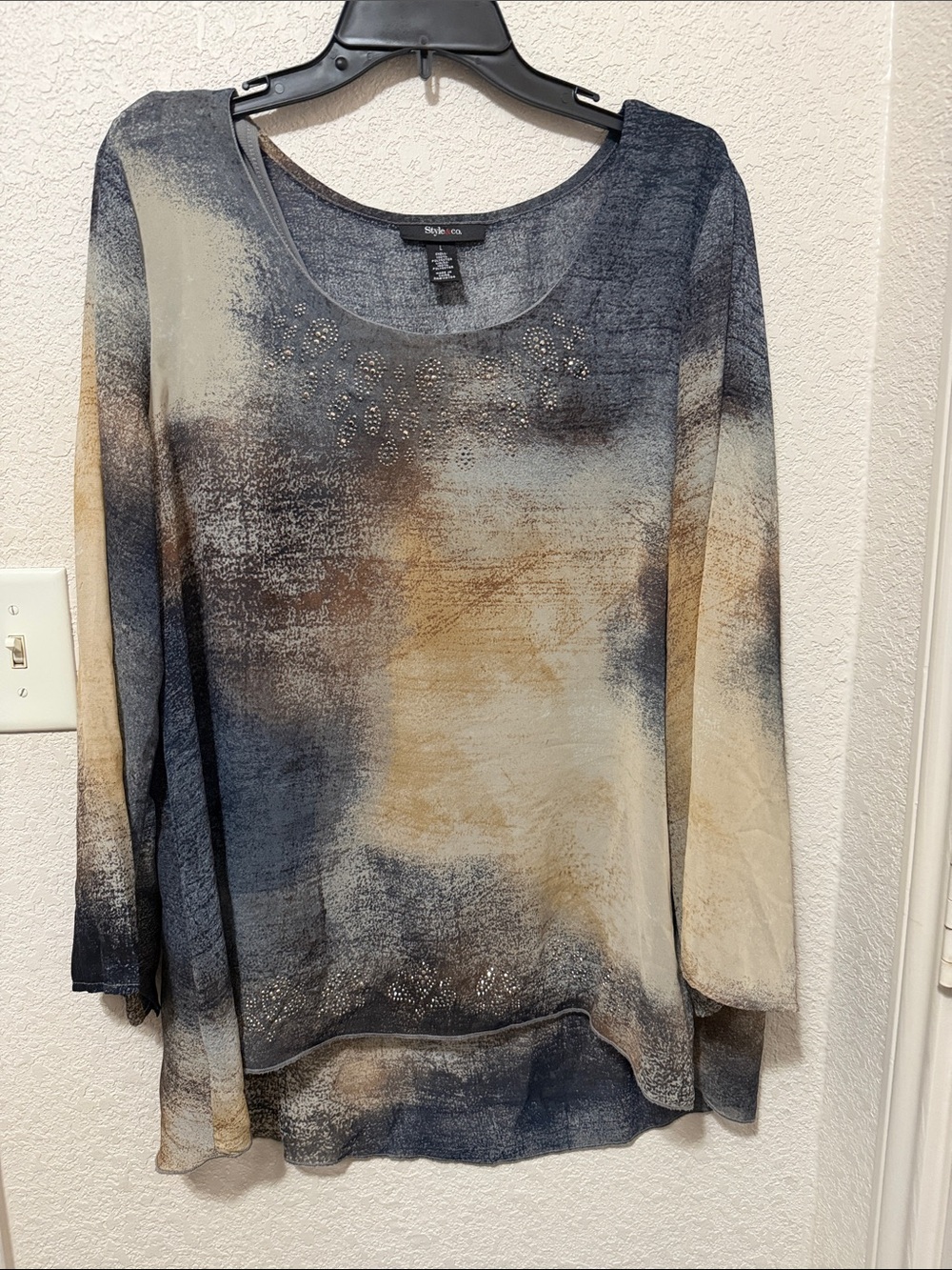 Women's Scoop Neck Long-Sleeve Ombre Top in Blue Gray and Cream